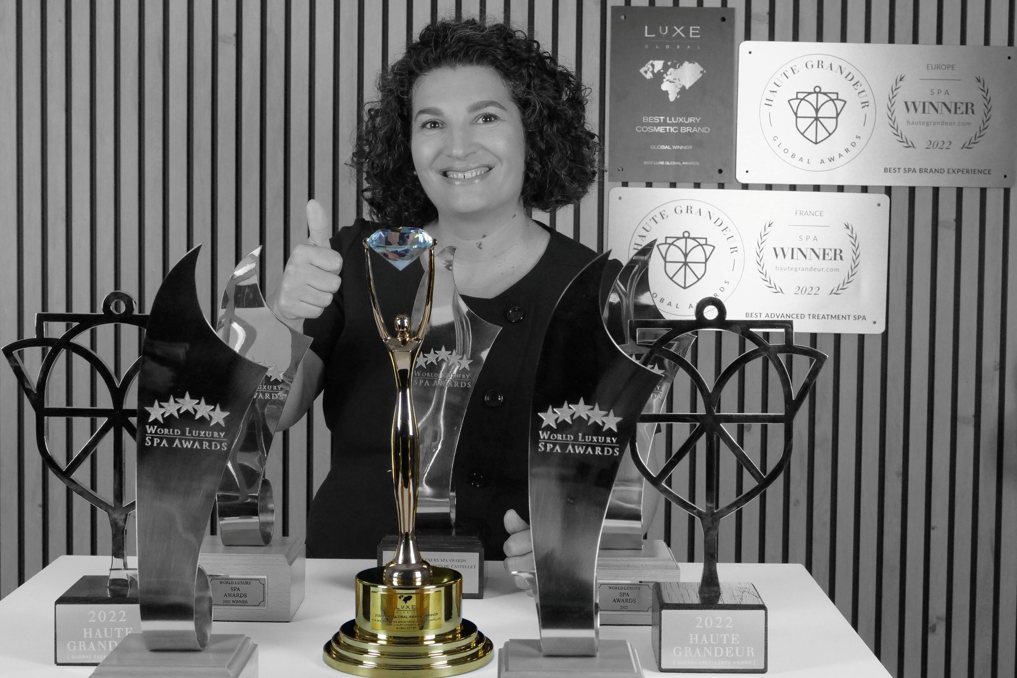 Elodie Crocilla devant sa collection de trophées World Luxury Spa Awards et Haute Grandeur 2022