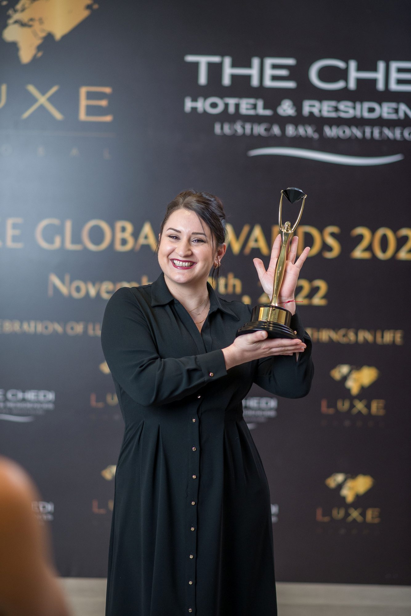 Laure, collaboratrice EDC, avec un trophée Haute Grandeur Global Awards 2022 au Monténégro