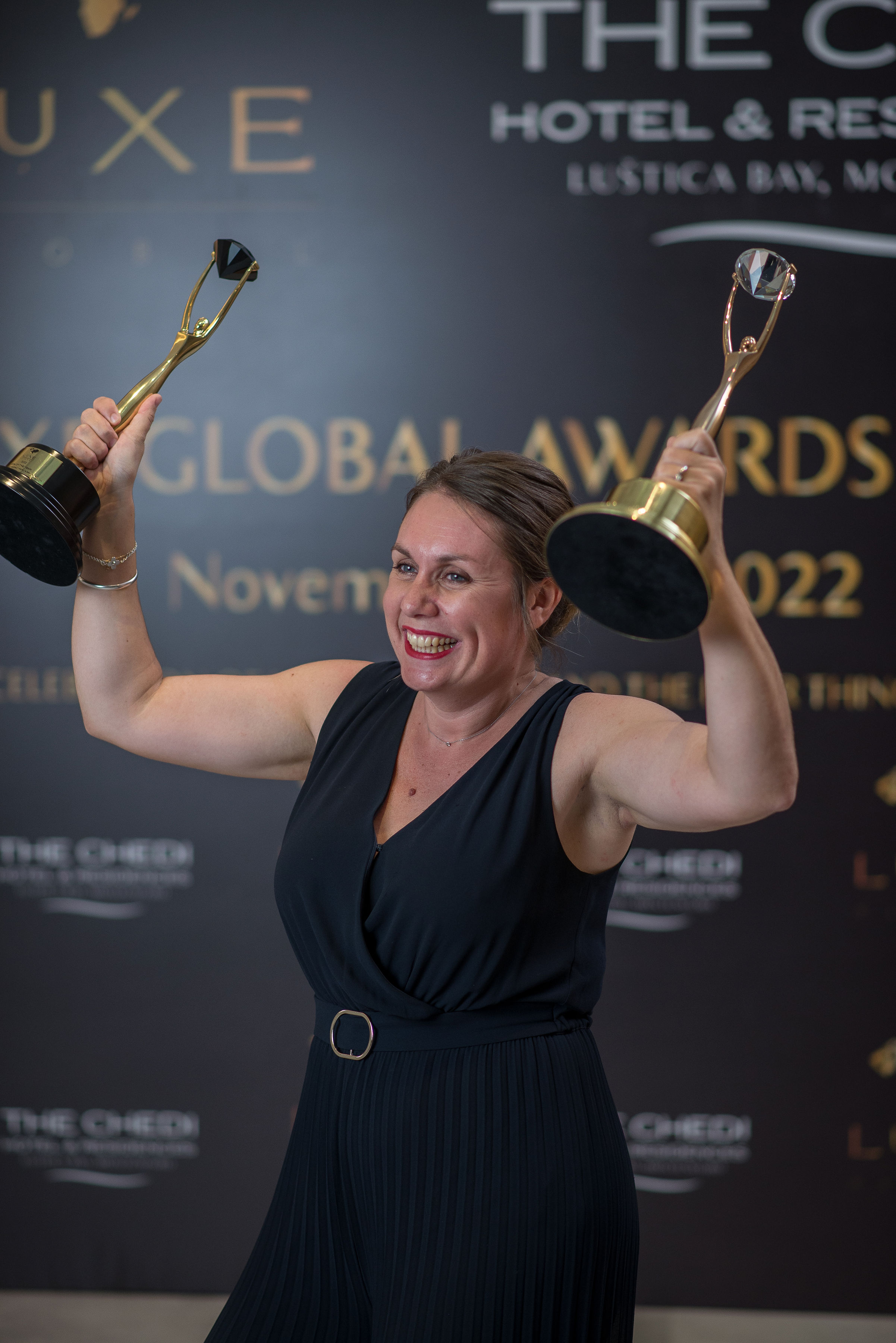 Morgane Allain brandissant deux trophées Haute Grandeur Global Awards 2022 au Monténégro pour EDC Spa Management