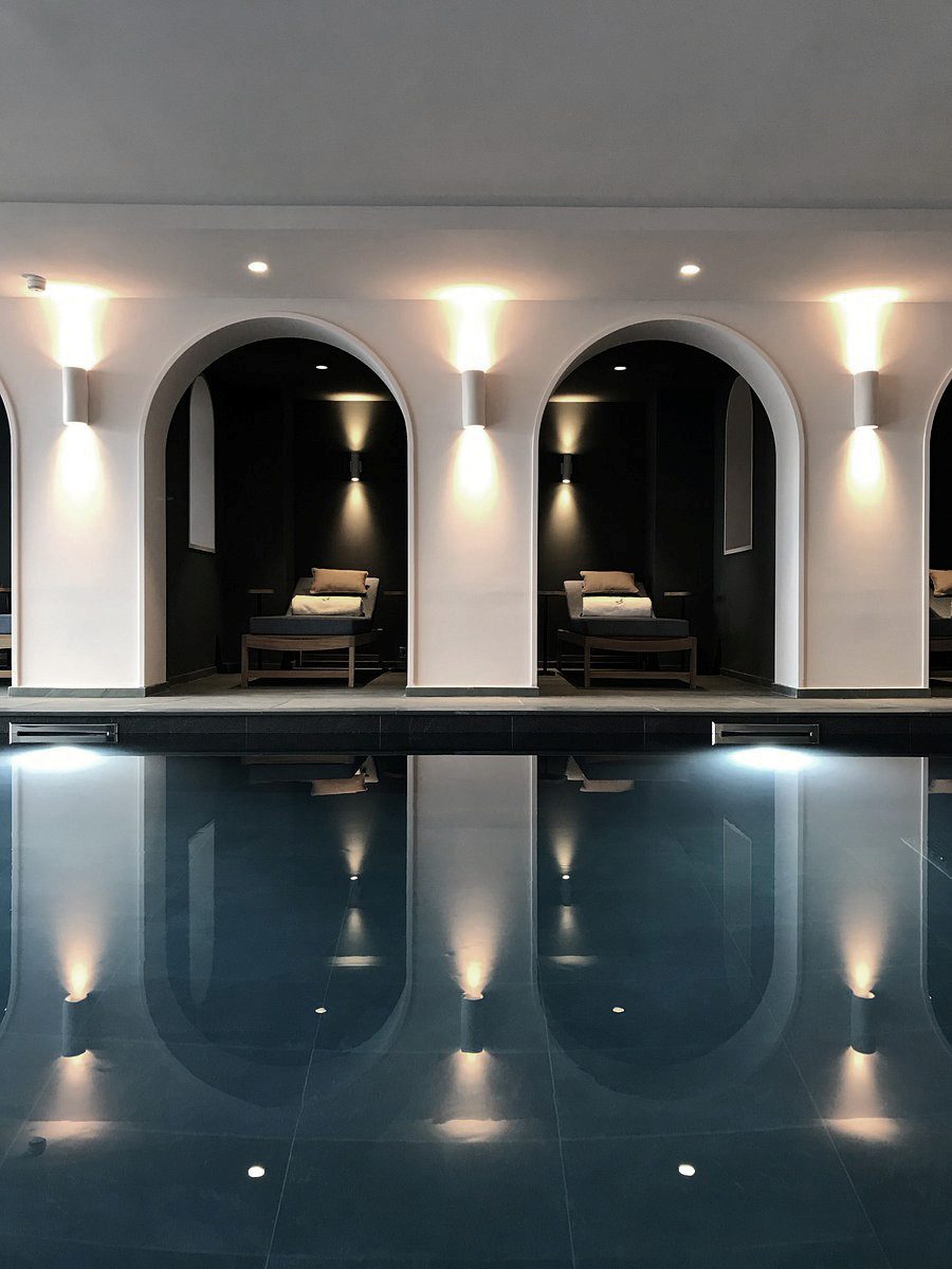 Arches et bassin du spa de l’Hôtel Le Coucou à Méribel